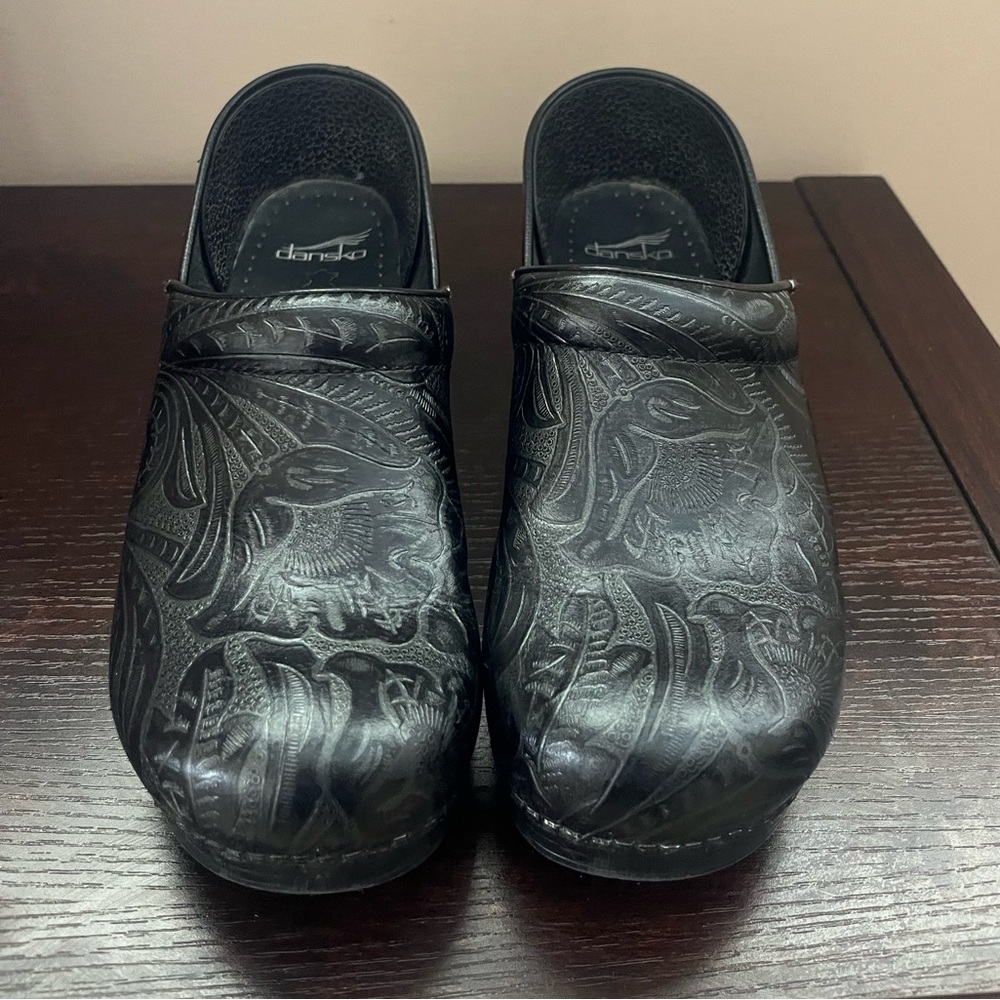 Dansko Black Tooled Leather Clogs Comfort Slip on size 41